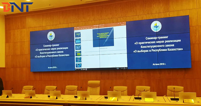 哈萨克斯坦的公共教育和培训项目，采用BNT超薄17.3英寸桌面液晶屏升降器