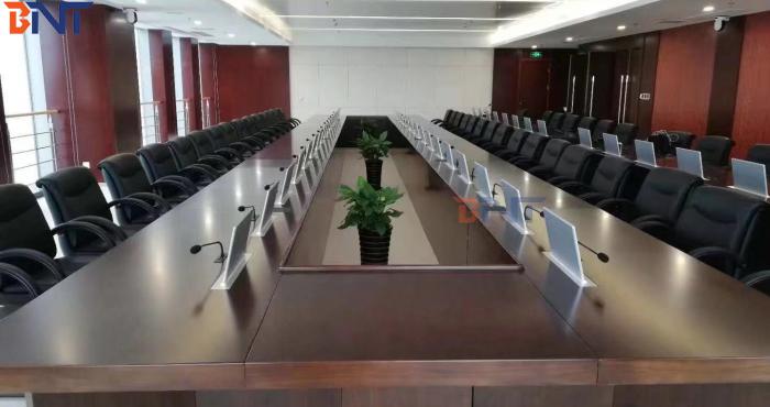 BNT 用于法国办公会议室的18.5英寸带显示屏的超薄液晶升降器