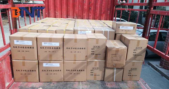 2019-12-30  将1100个弹出式桌面插座送往到西亚国家