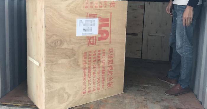 2020年4月7日无纸会议系统电动显示屏升降机发货到中东