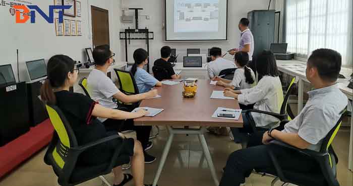 2020-06-23对员工进行无纸化办公设备系统培训