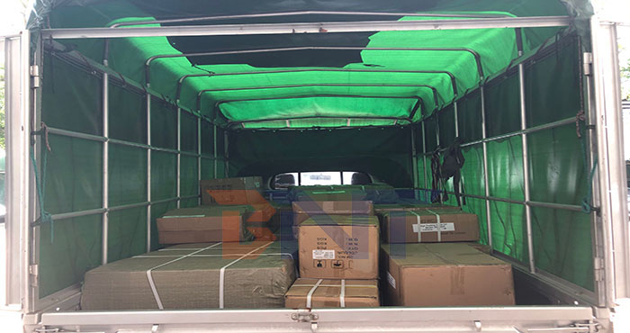 2020-8-17广州博恩特科技有限公司向北美国家交付300套投影仪三脚架