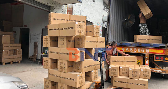 2020-09-07  40GP的柜子装载1000个短距投影机支架和800个投影机三脚架支架发货到印度尼西亚