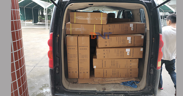 2020-10-30博摁特公司向欧洲运送升降器和桌面插座