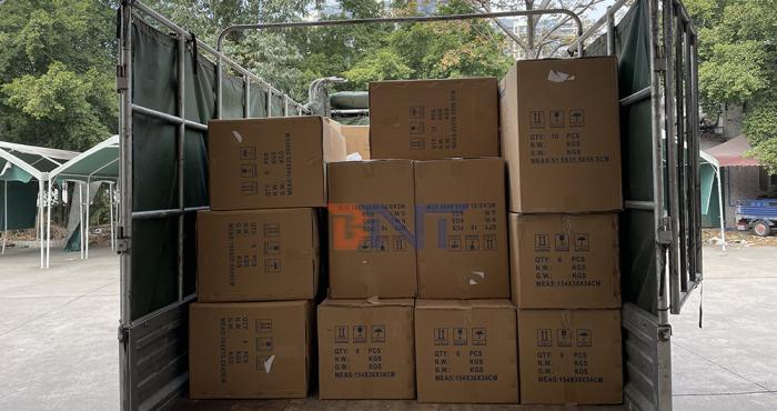 2021-01-20博摁特发货700套投影仪吊架到阿联酉