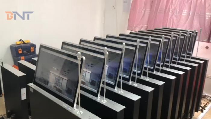 2021-9-13博摁特11台新型超薄显示器升降机，带麦克风、摄像头和背屏，正在完成检查
