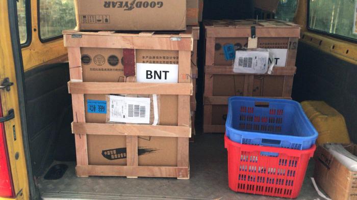 2021-10-19 博摁特向印度发货15.6 英寸显示器升降台