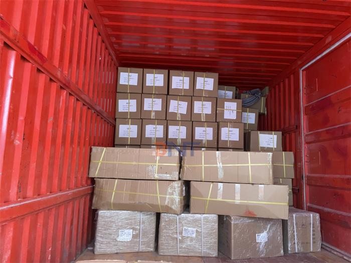 2021.12.15博摁特向秘鲁发货1500套插座和蛇行脚