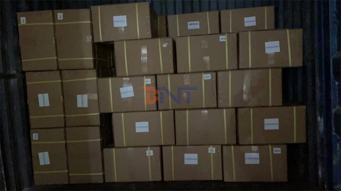 2022.1.17博摁特向波兰发货6000套桌面插座