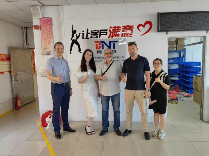 2023-9-26来自俄罗斯的客户来工厂参观并讨论产品的细节