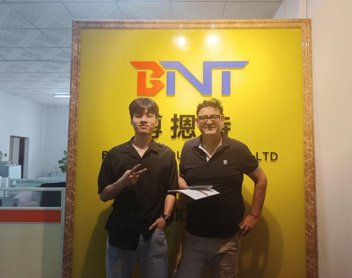 2024-4-23来自巴林的客户到我们公司参观，并下了订单