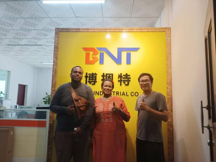 2024-6-19来自肯尼亚的客户到我们公司参观并了解产品细节