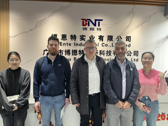 2025-2-28英国客户来访了解插座产品