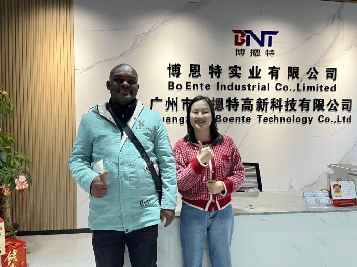 2025-4-1尼日利亚客户来访了解投影幕等产品