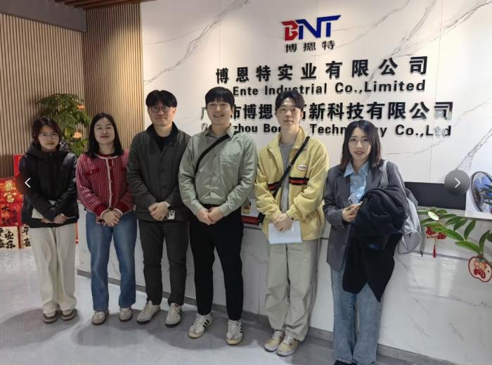 2025-4-1韩国客户来访了解桌面插座等产品