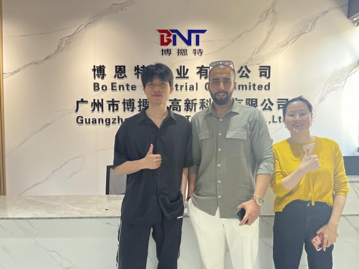 2025-4-16土耳其客户来访了解插座相关产品