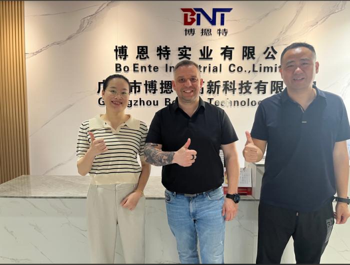 2025-4-23俄罗斯客户来访了解升降器插座相关产品