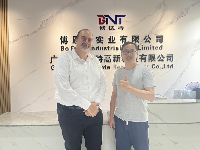 2025-4-17阿曼客户来访了解插座相关产品