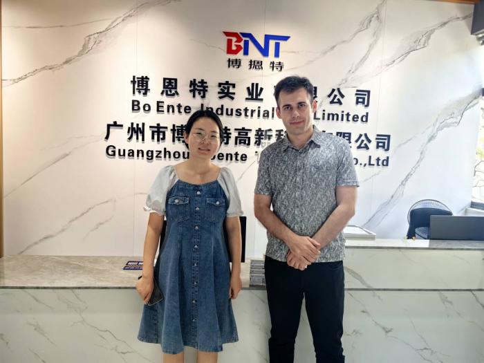 2025-5-12格鲁吉亚客户来访了解蛇形脚等产品